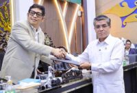 Menaker Yassierli menyerahkan dokumen DIM RUU PPRT kepada pimpinan DPR RI di Jakarta, Senin (20/4/2026). Langkah ini menjadi tonggak penting dalam mempercepat pengesahan pelindungan hukum bagi pekerja rumah tangga. (FOTO: Dok. Biro Humas Kemenaker)