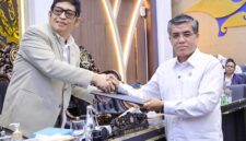 Menaker Yassierli menyerahkan dokumen DIM RUU PPRT kepada pimpinan DPR RI di Jakarta, Senin (20/4/2026). Langkah ini menjadi tonggak penting dalam mempercepat pengesahan pelindungan hukum bagi pekerja rumah tangga. (FOTO: Dok. Biro Humas Kemenaker)