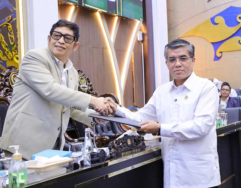 Menaker Yassierli menyerahkan dokumen DIM RUU PPRT kepada pimpinan DPR RI di Jakarta, Senin (20/4/2026). Langkah ini menjadi tonggak penting dalam mempercepat pengesahan pelindungan hukum bagi pekerja rumah tangga. (FOTO: Dok. Biro Humas Kemenaker)