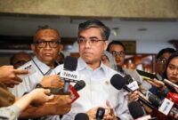 Akselerasi Pengalaman Kerja: Menaker Yassierli saat menyampaikan rencana penambahan 150 ribu kuota MagangHub 2026 di Gedung DPR RI, Jakarta (9/4). Program ini difokuskan untuk lulusan baru dan pemerataan kesempatan kerja di luar kota besar guna menekan angka pengangguran nasional. (FOTO : Biro Humas Kemenaker)