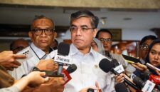 Akselerasi Pengalaman Kerja: Menaker Yassierli saat menyampaikan rencana penambahan 150 ribu kuota MagangHub 2026 di Gedung DPR RI, Jakarta (9/4). Program ini difokuskan untuk lulusan baru dan pemerataan kesempatan kerja di luar kota besar guna menekan angka pengangguran nasional. (FOTO : Biro Humas Kemenaker)
