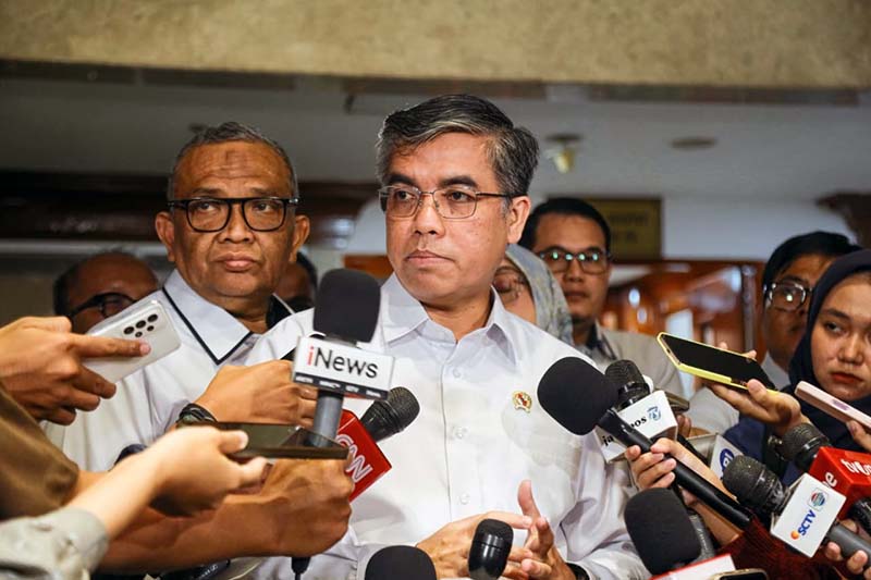 Akselerasi Pengalaman Kerja: Menaker Yassierli saat menyampaikan rencana penambahan 150 ribu kuota MagangHub 2026 di Gedung DPR RI, Jakarta (9/4). Program ini difokuskan untuk lulusan baru dan pemerataan kesempatan kerja di luar kota besar guna menekan angka pengangguran nasional. (FOTO : Biro Humas Kemenaker)