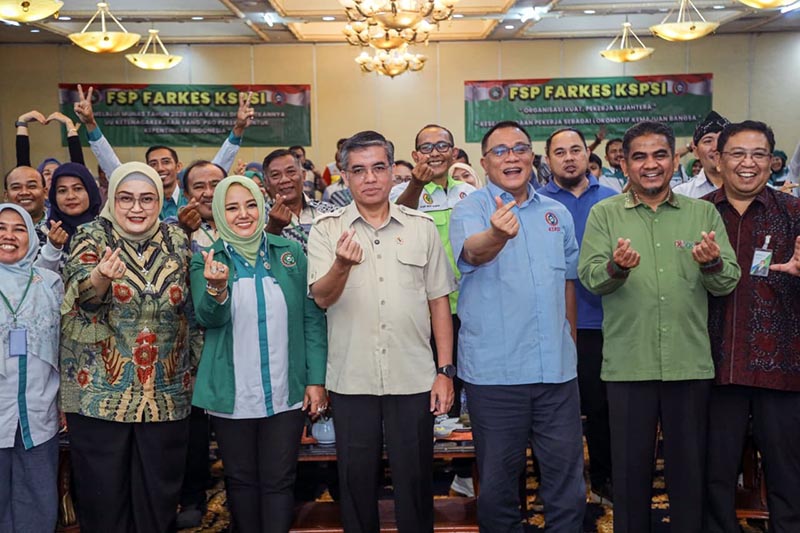 TRANSFORMASI HUBUNGAN INDUSTRIAL: Menteri Ketenagakerjaan (Menaker) Yassierli (tengah) berfoto bersama jajaran pengurus dan anggota Federasi Serikat Pekerja Farmasi dan Kesehatan (FSP FARKES) KSPSI dalam acara Musyawarah Nasional Tahun 2026 di Jakarta, Kamis (2/4/2026). Dalam arahannya, Menaker menekankan pentingnya hubungan industrial 