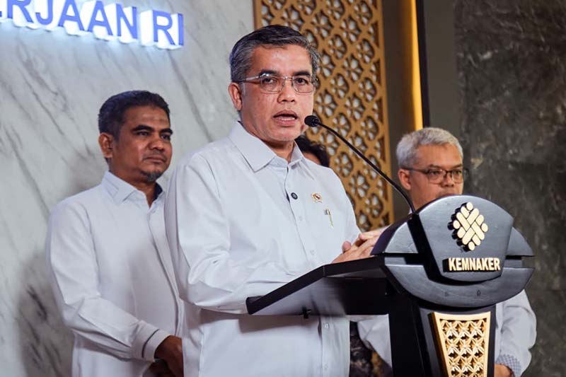 Menteri Ketenagakerjaan (Menaker) Yassierli (tengah) didampingi Wakil Menteri Ketenagakerjaan Afriansyah Noor (kiri) saat memberikan keterangan pers mengenai imbauan penerapan Work From Home (WFH) satu hari seminggu di Gedung Kementerian Ketenagakerjaan, Jakarta, Rabu (1/4/2026).  (FOTO : Biro Humas Kemenaker)