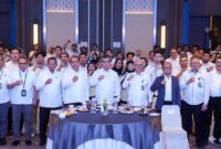 Menteri Ketenagakerjaan (Menaker) Yassierli berfoto bersama jajaran Inspektorat Jenderal (Itjen) Kementerian Ketenagakerjaan saat membuka Rapat Koordinasi Pengawasan (Rakorwas) Itjen Kemnaker Tahun 2026 di Bogor, Jawa Barat, Rabu (15/4/2026) malam. (FOTO : Dok. Biro Humas Kemenaker)