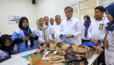 Menteri Ketenagakerjaan, Yassierli, berdialog dengan instruktur dan peserta pelatihan pembuatan sepatu saat meninjau langsung Balai Pelatihan Vokasi dan Produktivitas (BPVP) Sidoarjo, Jawa Timur. (Foto: Dok. Kemnaker)