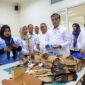 Menteri Ketenagakerjaan, Yassierli, berdialog dengan instruktur dan peserta pelatihan pembuatan sepatu saat meninjau langsung Balai Pelatihan Vokasi dan Produktivitas (BPVP) Sidoarjo, Jawa Timur. (Foto: Dok. Kemnaker)