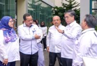Menteri Ketenagakerjaan (Menaker) Yassierli memberikan arahan saat melakukan kunjungan kerja ke Balai Besar Keselamatan dan Kesehatan Kerja (BBK3) Jakarta pada Selasa (14/4/2026). Dalam kunjungannya, Menaker menegaskan pentingnya penguatan fungsi preventif dan edukasi oleh Balai K3 sebagai ujung tombak untuk menekan angka kecelakaan kerja serta melindungi nyawa pekerja di Indonesia. (FOTO : Dok. Biro Humas Kemenaker)
