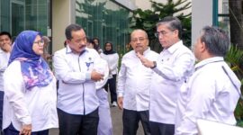 Menteri Ketenagakerjaan (Menaker) Yassierli memberikan arahan saat melakukan kunjungan kerja ke Balai Besar Keselamatan dan Kesehatan Kerja (BBK3) Jakarta pada Selasa (14/4/2026). Dalam kunjungannya, Menaker menegaskan pentingnya penguatan fungsi preventif dan edukasi oleh Balai K3 sebagai ujung tombak untuk menekan angka kecelakaan kerja serta melindungi nyawa pekerja di Indonesia. (FOTO : Dok. Biro Humas Kemenaker)