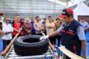 Menteri Ketenagakerjaan, Yassierli (tengah, kemeja krem), didampingi manajemen PT Bridgestone Tire Indonesia, meninjau proses produksi usai menghadiri penandatanganan Perjanjian Kerja Bersama (PKB) XVI di Karawang, Kamis (16/4). (FOTO : Dok. Biro Humas Kemenaker)