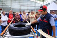 Menteri Ketenagakerjaan, Yassierli (tengah, kemeja krem), didampingi manajemen PT Bridgestone Tire Indonesia, meninjau proses produksi usai menghadiri penandatanganan Perjanjian Kerja Bersama (PKB) XVI di Karawang, Kamis (16/4). (FOTO : Dok. Biro Humas Kemenaker)