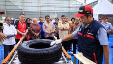 Menteri Ketenagakerjaan, Yassierli (tengah, kemeja krem), didampingi manajemen PT Bridgestone Tire Indonesia, meninjau proses produksi usai menghadiri penandatanganan Perjanjian Kerja Bersama (PKB) XVI di Karawang, Kamis (16/4). (FOTO : Dok. Biro Humas Kemenaker)