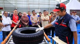 Menteri Ketenagakerjaan, Yassierli (tengah, kemeja krem), didampingi manajemen PT Bridgestone Tire Indonesia, meninjau proses produksi usai menghadiri penandatanganan Perjanjian Kerja Bersama (PKB) XVI di Karawang, Kamis (16/4). (FOTO : Dok. Biro Humas Kemenaker)