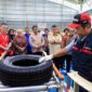 Menteri Ketenagakerjaan, Yassierli (tengah, kemeja krem), didampingi manajemen PT Bridgestone Tire Indonesia, meninjau proses produksi usai menghadiri penandatanganan Perjanjian Kerja Bersama (PKB) XVI di Karawang, Kamis (16/4). (FOTO : Dok. Biro Humas Kemenaker)