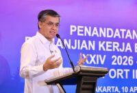 Menteri Ketenagakerjaan (Menaker) Yassierli memberikan sambutan dalam acara Penandatanganan Perjanjian Kerja Bersama (PKB) ke-XXIV Periode 2026–2028 antara manajemen PT Freeport Indonesia dan Serikat Pekerja di Jakarta, Jumat (10/4/2026). (FOTO : Biro Humas Kemenaker)