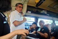 Menteri Ketenagakerjaan RI, Yassierli, memberikan sambutan dan menyapa para peserta saat melepas keberangkatan rombongan Mudik Gratis 2026 di Jakarta, Rabu (18/3/2026). Program ini merupakan kolaborasi pemerintah dengan sektor swasta, salah satunya memfasilitasi belasan ribu mitra pengusaha Warmindo untuk pulang ke kampung halaman dengan aman dan nyaman menjelang Hari Raya Idulfitri 1447 H. (FOTO : BIRO HUMAS MENAKER)