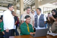 Kesiapan Mudik 2026 – Menteri Ketenagakerjaan Yassierli (kiri) didampingi sejumlah pejabat kementerian memantau langsung proses pemeriksaan kesehatan dan uji reaksi berbasis komputer terhadap awak angkutan bus di Posko Peduli K3 Mudik Aman, Terminal Terpadu Pulo Gebang, Jakarta, Senin (16/3/2026). Pemeriksaan ini bertujuan memastikan kondisi fisik dan kewaspadaan sopir serta kernet berada dalam level optimal demi menjamin keselamatan penumpang selama masa mudik Lebaran. (FOTO : BIRO HUMAS KEMENAKER)