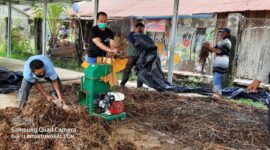FOTO : Kapolres Tanjab Barat AKBP Guntur Saputo, SIK, MH Tengah Menggiling Bahan Yang Dijadikan Kompos, Minggu (09/08/20)