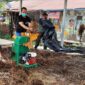 FOTO : Kapolres Tanjab Barat AKBP Guntur Saputo, SIK, MH Tengah Menggiling Bahan Yang Dijadikan Kompos, Minggu (09/08/20)