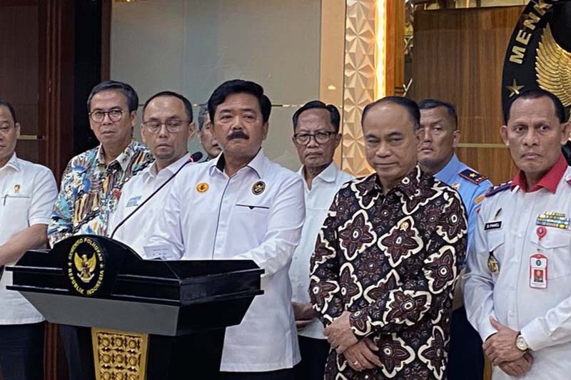 Menko Polhukam Hadi Tjahjanto bersama Menkominfo Budi Arie Setiadi usai rapat perdana Satgas Pemberantasan Judi Online di kantor Kemenko Polhukam, Jakarta Pusat, Rabu (19/6/2024).(KOMPAS.com/NIRMALA MAULANA A)