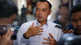 Menteri Sekretaris Negara (Mensesneg) Prasetyo Hadi memberikan keterangan pers di Jakarta, Selasa (31/03/2026), untuk menegaskan bahwa pemerintah tidak akan menaikkan harga BBM subsidi maupun nonsubsidi per 1 April 2026. Keputusan ini diambil atas arahan Presiden Prabowo Subianto guna menjaga daya beli masyarakat di tengah fluktuasi harga energi global. (FOTO : Dok. Sekneg.go.id)