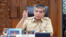 Menteri Ketenagakerjaan Yassierli berbicara dalam forum Link and Match Pelatihan Vokasi Nasional di Kantor Kemenko Perekonomian, Jakarta, Kamis (23/4/2026). Forum ini menyepakati prioritas 60.000 kuota pelatihan untuk tenaga kerja di kawasan industri strategis. (FOTO : Dok. Biro Humas Kemenaker)