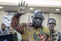 Menteri Hak Asasi Manusia (HAM), Natalius Pigai, saat memberikan keterangan terkait komitmen pemerintah dalam menjaga nilai-nilai demokrasi dan menanggapi laporan terhadap para kritikus kebijakan di Jakarta. (FOTO: Dok. Suara.com)