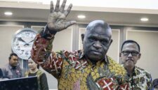 Menteri Hak Asasi Manusia (HAM), Natalius Pigai, saat memberikan keterangan terkait komitmen pemerintah dalam menjaga nilai-nilai demokrasi dan menanggapi laporan terhadap para kritikus kebijakan di Jakarta. (FOTO: Dok. Suara.com)