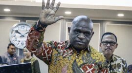 Menteri Hak Asasi Manusia (HAM), Natalius Pigai, saat memberikan keterangan terkait komitmen pemerintah dalam menjaga nilai-nilai demokrasi dan menanggapi laporan terhadap para kritikus kebijakan di Jakarta. (FOTO: Dok. Suara.com)