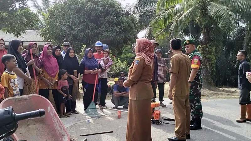 Camat Merlung, Yenni Warni Rosa, SH serta Forkompinca Lakukan Survie Persiapan Pembentukan Kampung Pancasila di Desa Pinang Gading. FOTO : ISt