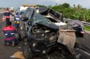Kondisi minibus Toyota Innova mengalami kerusakan sangat parah (ringsek) pada bagian depan hingga atap setelah menabrak bagian belakang truk di Tol Pasuruan-Probolinggo (Paspro) KM 834, Sabtu (23/5/2026). Insiden tragis tersebut mengakibatkan dua orang penumpang meninggal dunia dan dua lainnya luka-luka. (FOTO : Dok. Istimewa/detik.com)