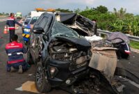 Kondisi minibus Toyota Innova mengalami kerusakan sangat parah (ringsek) pada bagian depan hingga atap setelah menabrak bagian belakang truk di Tol Pasuruan-Probolinggo (Paspro) KM 834, Sabtu (23/5/2026). Insiden tragis tersebut mengakibatkan dua orang penumpang meninggal dunia dan dua lainnya luka-luka. (FOTO : Dok. Istimewa/detik.com)