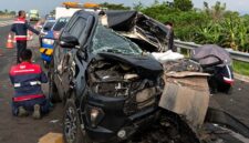 Kondisi minibus Toyota Innova mengalami kerusakan sangat parah (ringsek) pada bagian depan hingga atap setelah menabrak bagian belakang truk di Tol Pasuruan-Probolinggo (Paspro) KM 834, Sabtu (23/5/2026). Insiden tragis tersebut mengakibatkan dua orang penumpang meninggal dunia dan dua lainnya luka-luka. (FOTO : Dok. Istimewa/detik.com)
