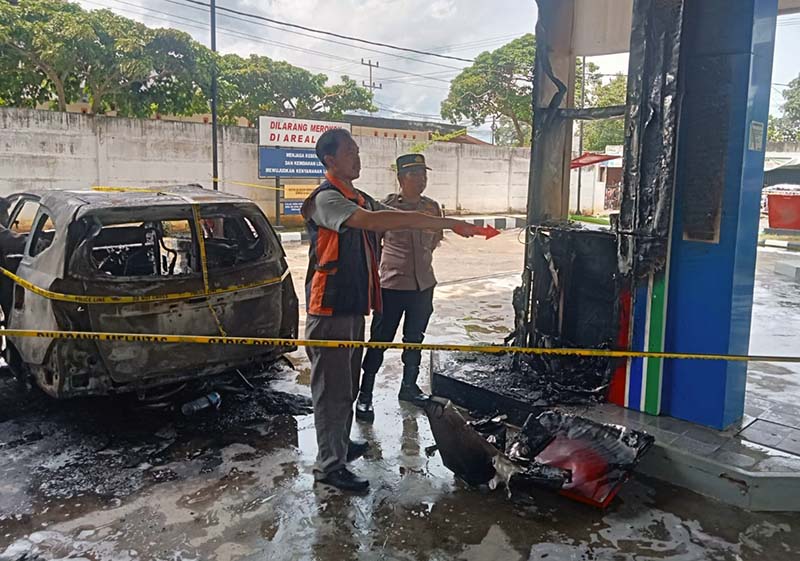 Lokasi SPBU dan Mobil yang Terbakar Pasang Garis Polisi, Polisi Masih Dalami Keterangan. FOTO : IST