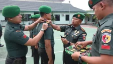 Dandim 0419/Tanjab Letkol Arm Dwi Sutaryo, S.E., M.Han saat Pimpin Upacara Korps Raport Kenaikan Pangkat. FOTO : PENDIM