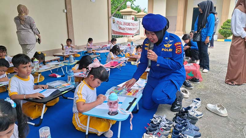 Ditpolairud memberikan pelayanan kepada anak-anak TK Kemala Bhayangkari Daerah Jambi dalam rangka sukseskan program Polisi Sahabat Anak (Polsanak), 05/12/24. FOTO : Ist