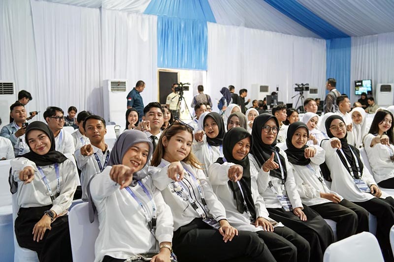 PENGAKUAN KOMPETENSI: Suasana antusiasme para alumni Magang Nasional. Kemnaker resmi membuka pendaftaran sertifikasi kompetensi gratis melalui platform MagangHub pada 8–19 Juni 2026 sebagai langkah nyata memperkuat daya saing tenaga kerja muda Indonesia. (FOTO : Dok. Biro Humas Kemnaker)