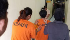 Petugas kepolisian wanita (Polwan) mengawal ketat dua orang tersangka wanita berinisial VR (27) dan SF (31) di lorong Mapolres Tebo, Jambi. (FOTO : Dok. Humas Polres Tebo)