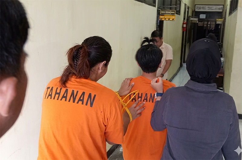 Petugas kepolisian wanita (Polwan) mengawal ketat dua orang tersangka wanita berinisial VR (27) dan SF (31) di lorong Mapolres Tebo, Jambi. (FOTO : Dok. Humas Polres Tebo)