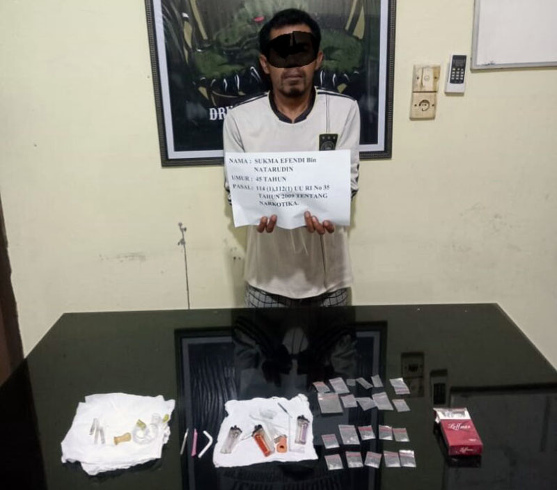 Pelaku SE &  Barang Bukti 10 Paket Diduga Sabu Diamankan di Satres Narkoba Polres Merangin. FOTO : Humas 