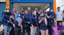 Ketua DPD Partai NasDem Tanjung Jabung Barat H Hairan, SH bersama Pengurus, Bacaleg dan Sayap Partai di Kegiatan Jum'at berbagi. FOTO : Ist 