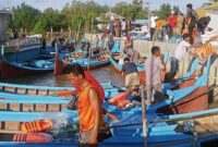 Para Nelayan dari 3 KUB memindahkan Alat Tangkap ke dalam Pompong dan membawa bantuan ke Tempat masing - masing. FOTO : LT/Bas