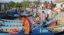 Para Nelayan dari 3 KUB memindahkan Alat Tangkap ke dalam Pompong dan membawa bantuan ke Tempat masing - masing. FOTO : LT/Bas