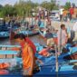 Para Nelayan dari 3 KUB memindahkan Alat Tangkap ke dalam Pompong dan membawa bantuan ke Tempat masing - masing. FOTO : LT/Bas