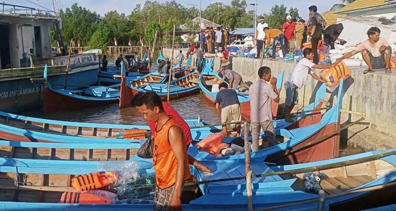 Para Nelayan dari 3 KUB memindahkan Alat Tangkap ke dalam Pompong dan membawa bantuan ke Tempat masing - masing. FOTO : LT/Bas