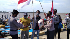 FOTO : Kapolsek KSKP IPTU Agung Heru Wibowo, SH, MH Menyerahkan Bendera Kepada Para Nelayan, Sabtu (15/08/20)