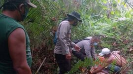 FOTO : Anggota Polsek Betara dan Warga Saat Evakuasi Nenek NA di Lokasi Ditemukan, Rabu (14/04/21)
