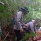 FOTO : Anggota Polsek Betara dan Warga Saat Evakuasi Nenek NA di Lokasi Ditemukan, Rabu (14/04/21)