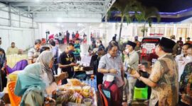 H Anwar Sadat tinjau hasil UMKM yang digelar saat Two days Coffee. FOTO : Istimewa