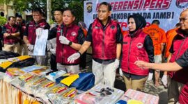 Direktur Resnarkoba Polda Jambi, Kombes Pol Dr. Ernesto Saiser, S.H., M.H., S.I.K Saat Pres Rilis Pengungkapan. FOTO Viryzha